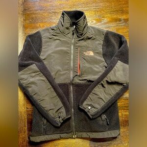 Xs north face jacket. Minimal signs of wear. Very nice jacket.